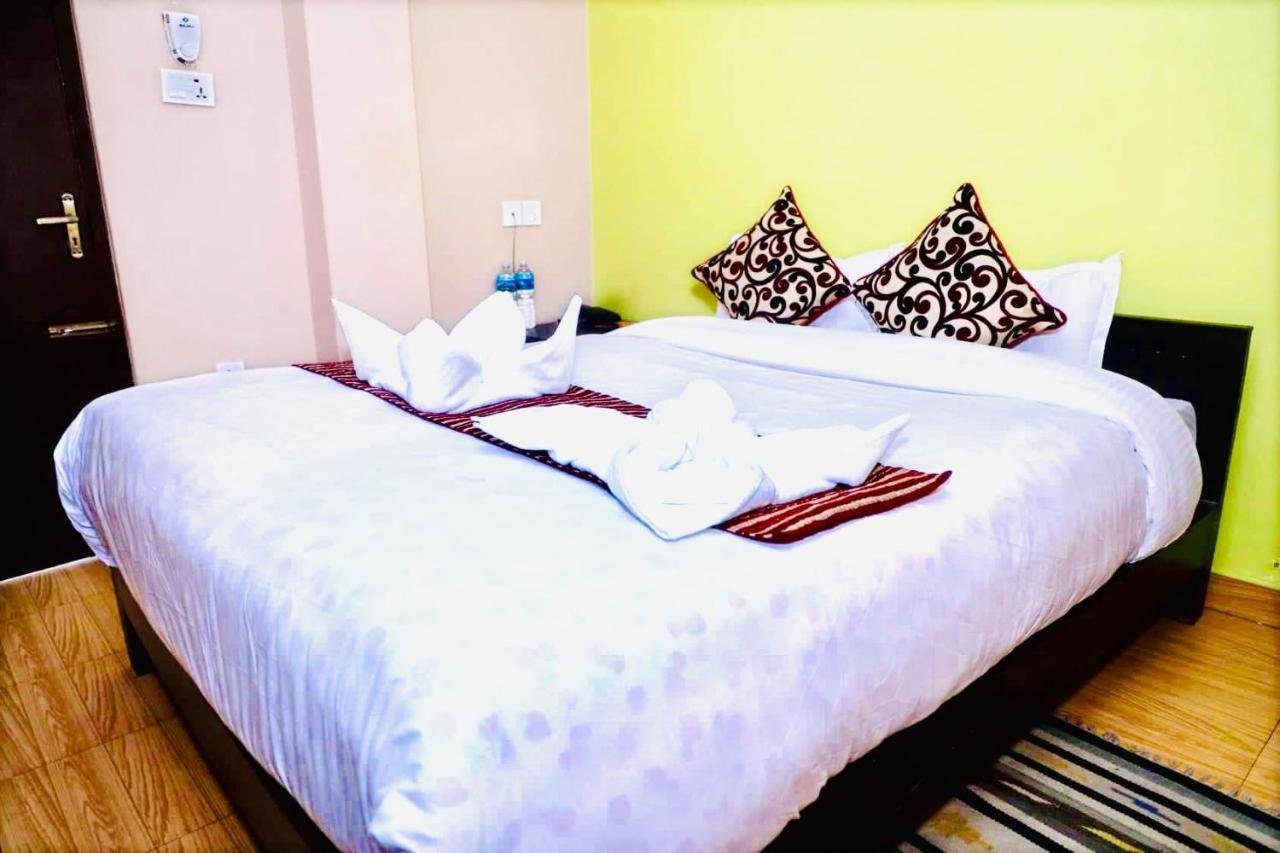 Hotel Donosti Pokhara Buitenkant foto