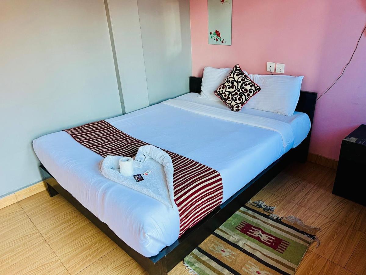 Hotel Donosti Pokhara Buitenkant foto