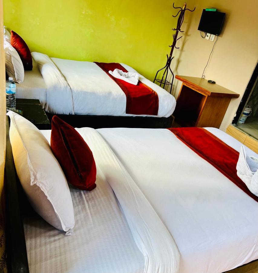 Hotel Donosti Pokhara Buitenkant foto