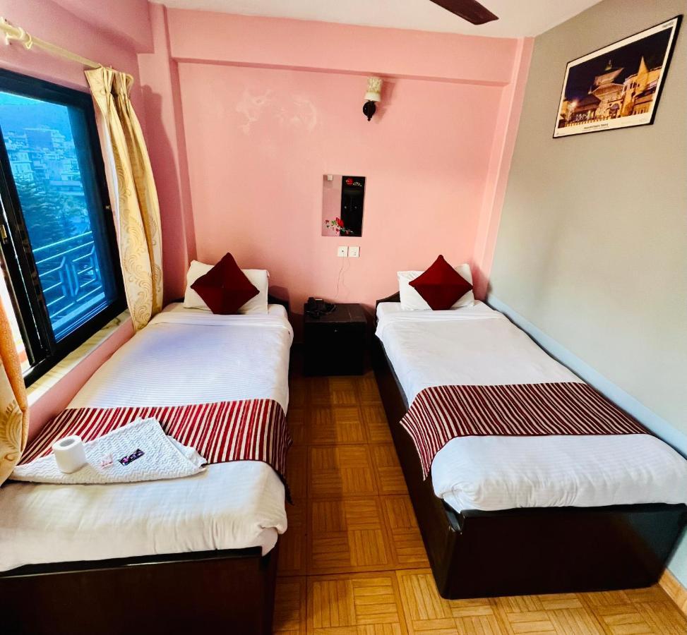 Hotel Donosti Pokhara Buitenkant foto